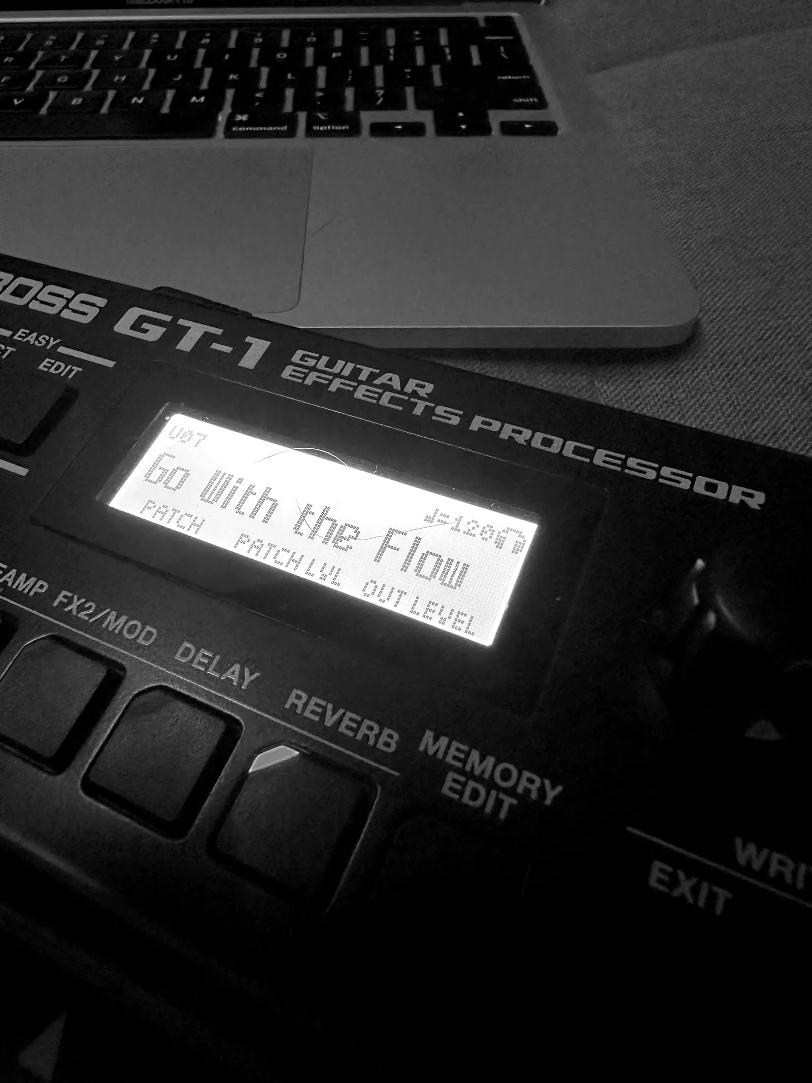 A BOSS GT-1 com a tela acesa, em luz suave