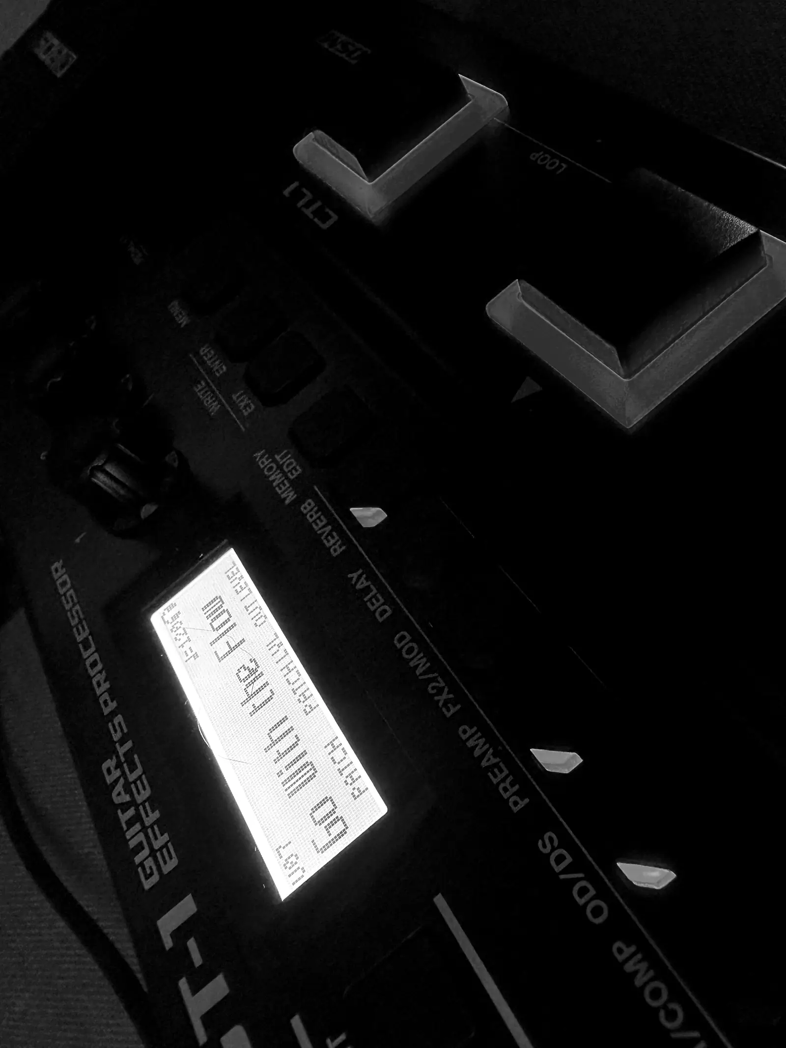 O pedal da BOSS GT-1 no escuro, iluminado