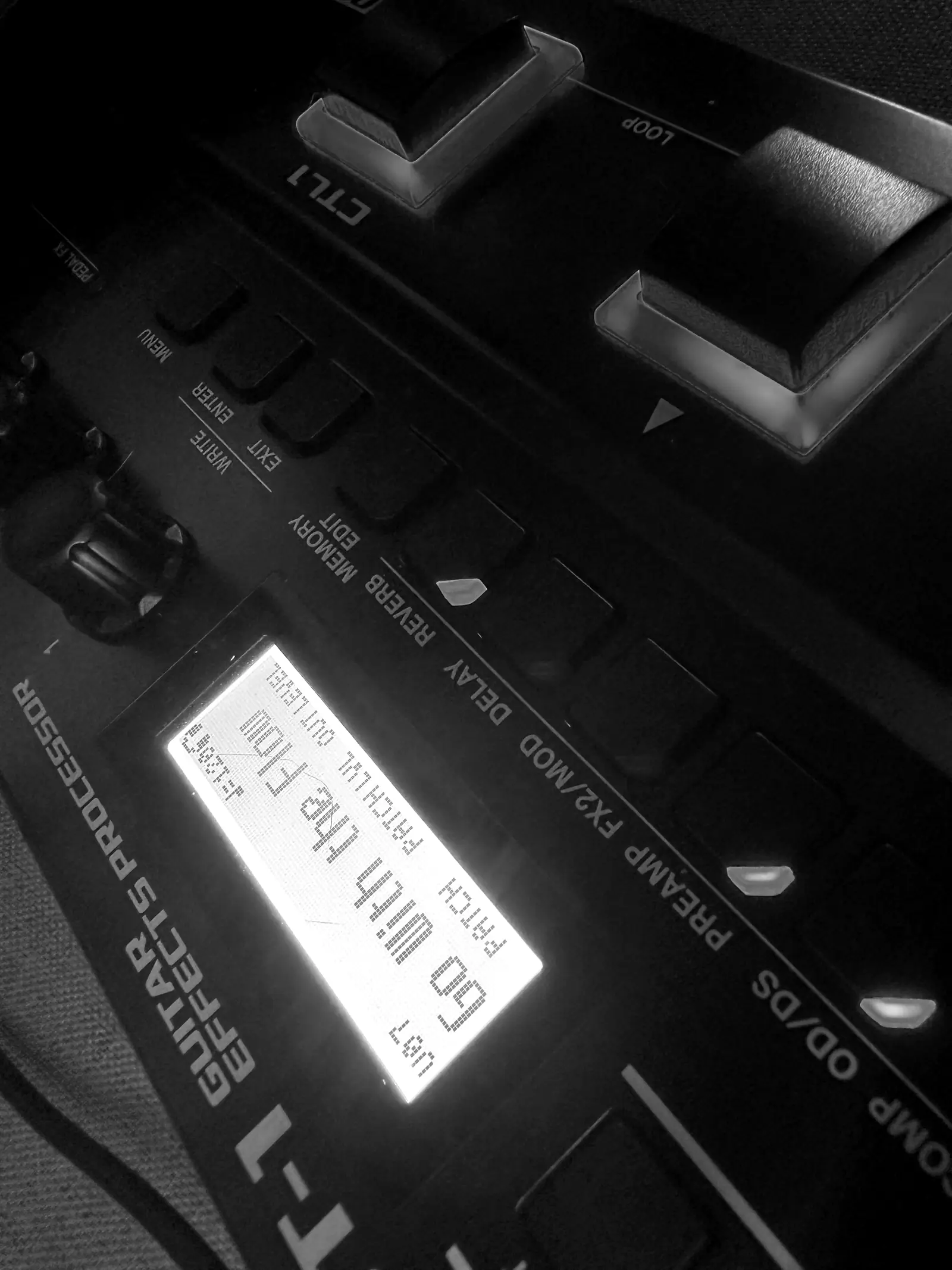 O pedal CTL1 da BOSS GT-1 iluminado